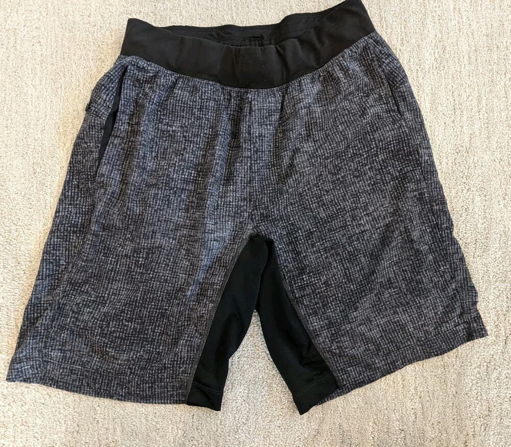 Men’s Lululemon T.H.E Short Linerless 9” Size M Cubed Ice Grey Black